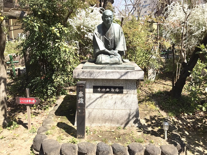 井原西鶴の像